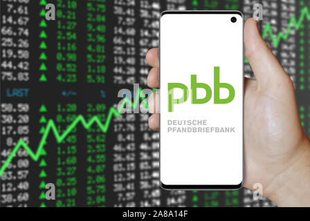 Logo der öffentlichen Unternehmen Deutsche Pfandbriefbank AG auf dem Smartphone angezeigt. Positive Börse Hintergrund. Credit: PIXDUCE Stockfoto