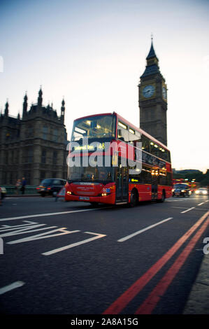 LONDON - OKTOBER 3, 2011: Moderne roten Doppeldecker Bus übergibt Big Ben und die Houses of Parliament in Westminster Bridge. Stockfoto