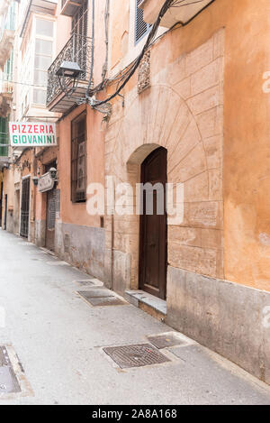 Straße Bild von Palma im Nassen mit Menschen Stockfoto