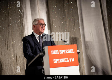 Berlin, Deutschland. 07 Nov, 2019. Bundespräsident Dr. Frank-Walter Steinmeier spricht vor der Premiere der Film "der Fall der Mauer - ein Jahr, das Geschichte schrieb" im Kino International. Der Film verfolgt das Jahr vom Fall der Berliner Mauer der Wiedervereinigung aus der ursprünglichen Materialien des Spiegel TV-Reporter. Credit: Fabian Sommer/dpa/Alamy leben Nachrichten Stockfoto