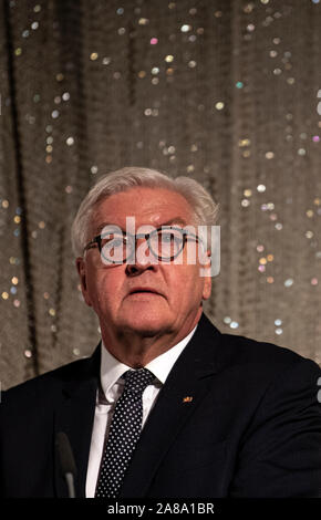 Berlin, Deutschland. 07 Nov, 2019. Bundespräsident Dr. Frank-Walter Steinmeier spricht vor der Premiere der Film "der Fall der Mauer - ein Jahr, das Geschichte schrieb" im Kino International. Der Film verfolgt das Jahr vom Fall der Berliner Mauer der Wiedervereinigung aus der ursprünglichen Materialien des Spiegel TV-Reporter. Credit: Fabian Sommer/dpa/Alamy leben Nachrichten Stockfoto