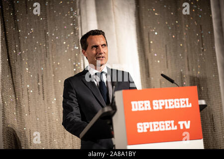 Berlin, Deutschland. 07 Nov, 2019. Kay Siering, Leiter von Spiegel TV, spricht vor der Premiere der Film "der Fall der Mauer - ein Jahr, das Geschichte schrieb' im internationalen Kino. Der Film verfolgt das Jahr vom Fall der Berliner Mauer der Wiedervereinigung aus der ursprünglichen Materialien des Spiegel TV-Reporter. Credit: Fabian Sommer/dpa/Alamy leben Nachrichten Stockfoto