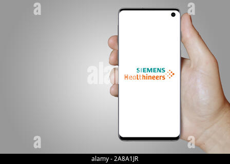 Logo der öffentlichen Unternehmen Siemens Healthineers auf dem Smartphone angezeigt. Grauer Hintergrund. Credit: PIXDUCE Stockfoto