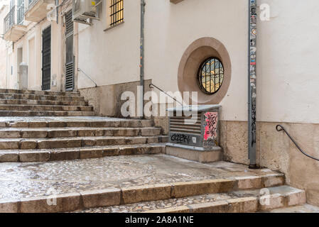 Straße Bild von Palma im Nassen mit Menschen zu Fuß mit Sonnenschirmen Stockfoto