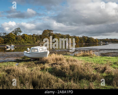 Boot vertäut am Ufer des Flusses Teifi, St. Dogmaels, Pembrokeshire, Wales Stockfoto