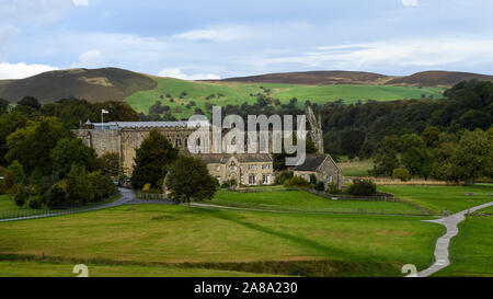 Malerische ländliche Blick über die alten, malerischen monastischen Ruinen von Bolton Abbey, Klosterkirche, Alte Pfarrhaus & gewundenen Pfad - Yorkshire Dales, England, UK. Stockfoto