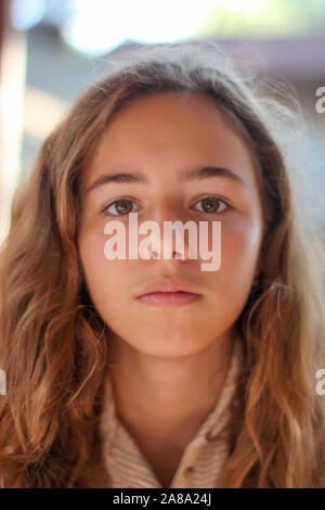 Porträt einer ernsten jungen Mädchen mit braunen Augen. Traurige Teenager Mädchen direkt in die Kamera schaut Stockfoto