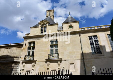 Gebäude im Viertel Le Marais in der Nähe des Place des Vosges. Paris, Frankreich. August 14, 2019. Stockfoto