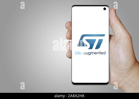 Logo der öffentlichen Unternehmen STMicroelectronics auf dem Smartphone angezeigt. Grauer Hintergrund. Credit: PIXDUCE Stockfoto