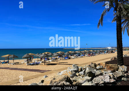 Sommer Blick über Strand Quarteira, Vilamoura, Algarve, Portugal, Europa Stockfoto