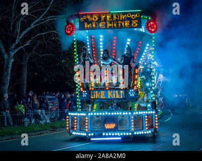 Burnham-on-Sea, Somerset, England, 4. November 2019. Schwimmer, die an der 73rd Highbridge und Burnham-on-Sea Carnival. Straßen waren für den Verkehr und die Prozession der Schwimmer und andere Exponate hat zwei Stunden die Route durch die Stadt komplett geschlossen. Stockfoto