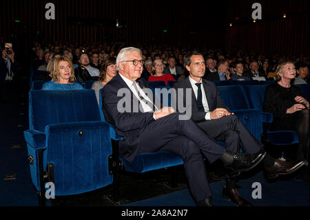 Berlin, Deutschland. 07 Nov, 2019. Frank-Walter Steinmeier (l) und Kay Siering, Leiter von Spiegel TV, kommen Sie, um die Premiere des Films "Der Fall der Mauer - ein Jahr, das Geschichte schrieb" im Kino International. Der Film verfolgt das Jahr vom Fall der Berliner Mauer der Wiedervereinigung aus der ursprünglichen Materialien des Spiegel TV-Reporter. Credit: Fabian Sommer/dpa/Alamy leben Nachrichten Stockfoto