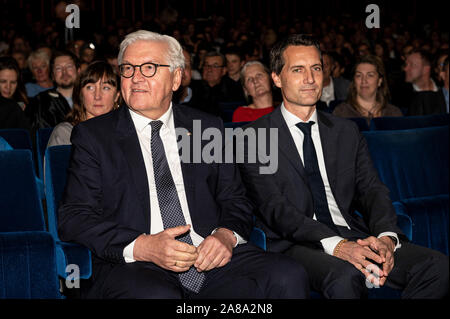Berlin, Deutschland. 07 Nov, 2019. Frank-Walter Steinmeier (l) und Kay Siering, Leiter von Spiegel TV, kommen Sie, um die Premiere des Films "Der Fall der Mauer - ein Jahr, das Geschichte schrieb" im Kino International. Der Film verfolgt das Jahr vom Fall der Berliner Mauer der Wiedervereinigung aus der ursprünglichen Materialien des Spiegel TV-Reporter. Credit: Fabian Sommer/dpa/Alamy leben Nachrichten Stockfoto