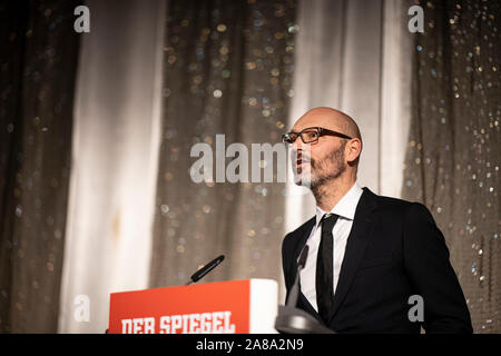 Berlin, Deutschland. 07 Nov, 2019. Steffen Klusmann, Chefredakteur des Spiegel, spricht vor der Premiere der Film "der Fall der Mauer - ein Jahr, das Geschichte schrieb" im Kino International. Der Film verfolgt das Jahr vom Fall der Berliner Mauer der Wiedervereinigung aus der ursprünglichen Materialien des Spiegel TV-Reporter. Credit: Fabian Sommer/dpa/Alamy leben Nachrichten Stockfoto