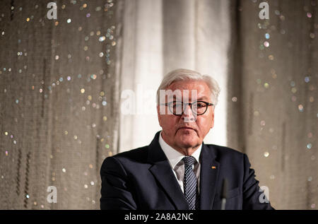Berlin, Deutschland. 07 Nov, 2019. Bundespräsident Dr. Frank-Walter Steinmeier spricht vor der Premiere der Film "der Fall der Mauer - ein Jahr, das Geschichte schrieb" im Kino International. Der Film verfolgt das Jahr vom Fall der Berliner Mauer der Wiedervereinigung aus der ursprünglichen Materialien des Spiegel TV-Reporter. Credit: Fabian Sommer/dpa/Alamy leben Nachrichten Stockfoto