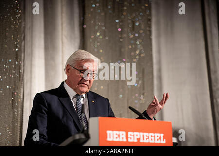Berlin, Deutschland. 07 Nov, 2019. Bundespräsident Dr. Frank-Walter Steinmeier spricht vor der Premiere der Film "der Fall der Mauer - ein Jahr, das Geschichte schrieb" im Kino International. Der Film verfolgt das Jahr vom Fall der Berliner Mauer der Wiedervereinigung aus der ursprünglichen Materialien des Spiegel TV-Reporter. Credit: Fabian Sommer/dpa/Alamy leben Nachrichten Stockfoto