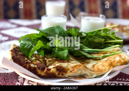 Traditionelle türkische Gözleme Tortilla, hausgemachte Ayran und Rucola Stockfoto