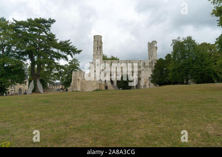 Jumièges, Normandie/Frankreich - 13. August 2019: Blick auf die Ruinen der historischen Abtei Jumièges in der Normandie Stockfoto