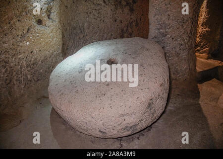 Tief in der unterirdischen Stadt. Alte unterirdische Stadt. Die unterirdische Stadt Derinkuyu ist eine alte, mehrstufige Höhlenstadt in Kappadokien, Stockfoto