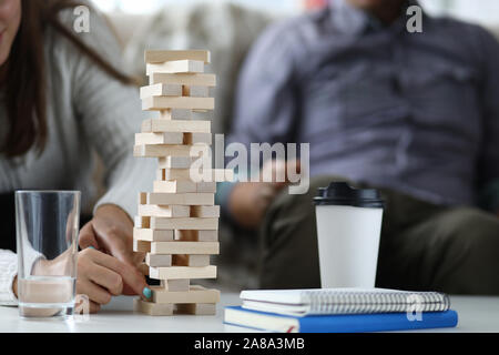 Liebhaber Jenga spielen Stockfoto