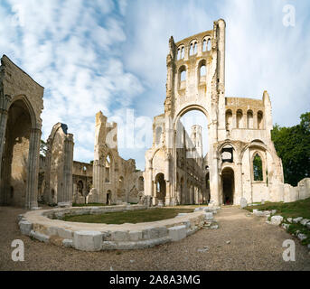 Jumièges, Normandie/Frankreich - 13. August 2019: Die alte Abtei und Benediktinerkloster bei Jumièges in der Normandie in Frankreich Stockfoto