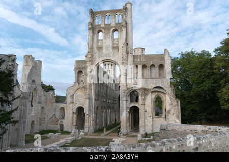 Jumièges, Normandie/Frankreich - 13. August 2019: Die alte Abtei und Benediktinerkloster bei Jumièges in der Normandie in Frankreich Stockfoto