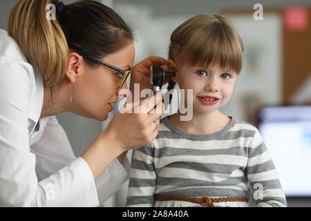 Kleines Mädchen patient Stockfoto