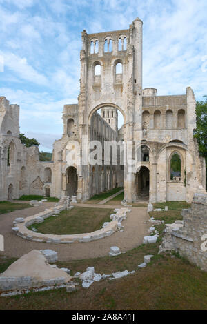 Jumièges, Normandie/Frankreich - 13. August 2019: Die alte Abtei und Benediktinerkloster bei Jumièges in der Normandie in Frankreich Stockfoto