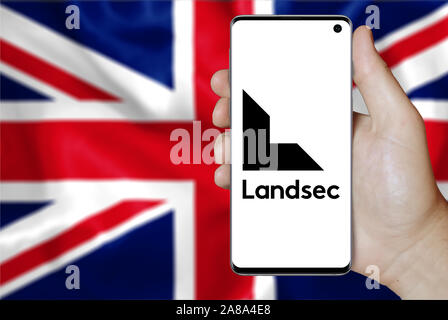 Logo der öffentlichen Unternehmen Land Securities angezeigt auf einem Smartphone. Flagge der Britischen Hintergrund. Credit: PIXDUCE Stockfoto