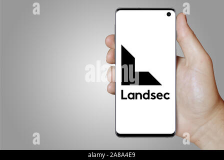 Logo der öffentlichen Unternehmen Land Securities angezeigt auf einem Smartphone. Grauer Hintergrund. Credit: PIXDUCE Stockfoto