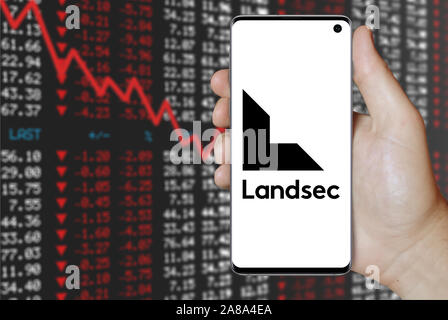 Logo der öffentlichen Unternehmen Land Securities angezeigt auf einem Smartphone. Negative Börse Hintergrund. Credit: PIXDUCE Stockfoto