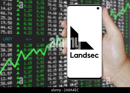 Logo der öffentlichen Unternehmen Land Securities angezeigt auf einem Smartphone. Positive Börse Hintergrund. Credit: PIXDUCE Stockfoto