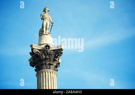 Sunny View von Admiral Nelson auf seiner Spalte (gebaut 1843) gegen den blauen Himmel auf dem Trafalgar Square, London, UK Stockfoto