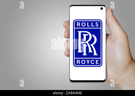 Logo der öffentlichen Unternehmen Rolls-Royce Holdings auf dem Smartphone angezeigt. Grauer Hintergrund. Credit: PIXDUCE Stockfoto