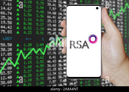 Logo der öffentlichen RSA Insurance Group angezeigt auf einem Smartphone. Positive Börse Hintergrund. Credit: PIXDUCE Stockfoto