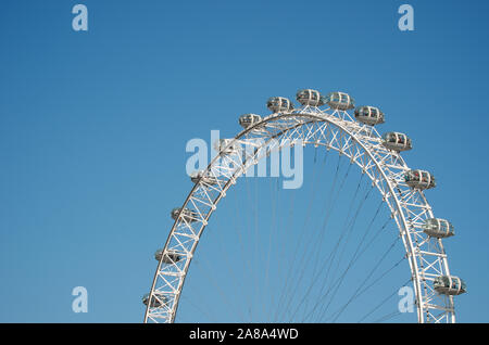 LONDON - 30. SEPTEMBER 2011: Das London Eye, das größte Riesenrad Europas, Kurven gegen den klaren blauen Himmel. Stockfoto