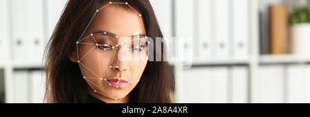 Business woman Blick auf Smartphones. Stockfoto