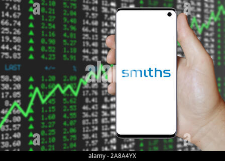 Logo der öffentlichen Unternehmen Smiths Group angezeigt auf einem Smartphone. Positive Börse Hintergrund. Credit: PIXDUCE Stockfoto