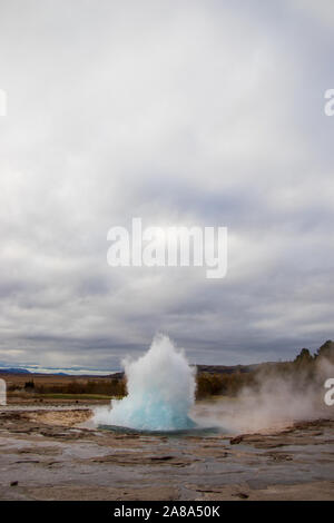 Großer Geysir bricht in Island blau Stockfoto