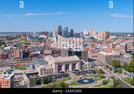 Kansas City Skyline. Luftbild der Innenstadt vom National World War I Memorial, Kansas City, Missouri, USA. Union Station steht im Vordergrund. Stockfoto