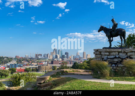 Blick auf die Skyline der Innenstadt von Penn Valley Park, Kansas City, Missouri, USA. Cyrus Dallin die Statue eines Sioux Indan, der Scout, im Vordergrund. Stockfoto