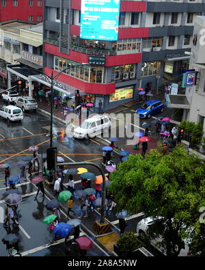 Stadt Kreuzung an einem regnerischen Tag. Sitzung Straße, Baguio City, Philippinen - Mai 08, 2019 Stockfoto