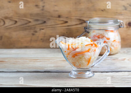 Fermentierter Kohl in Gläsern auf einem Holztisch Stockfoto