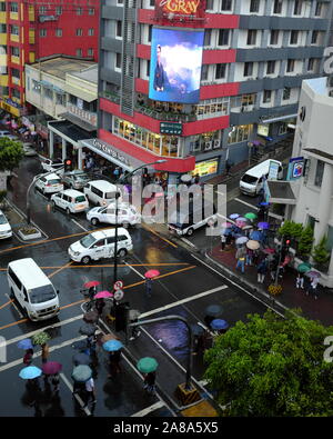 Stadt Kreuzung an einem regnerischen Tag. Sitzung Straße, Baguio City, Philippinen - Mai 08, 2019 Stockfoto