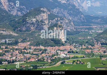 Arco - Die Stadt mit der mittelalterlichen Burg. Stockfoto