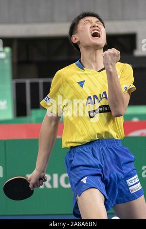 Tokio, Japan. 7 Nov, 2019. Tomokazu Harimoto von Japan reagiert während der Herren Teams im Viertelfinale gegen Patrick Franziska von Deutschland an der International Table Tennis Federation (ITTF) Team Wm Tokio 2019 an der Tokyo Metropolitan Gymnasium. Japan besiegt Deutschland 3-1. Credit: Rodrigo Reyes Marin/ZUMA Draht/Alamy leben Nachrichten Stockfoto