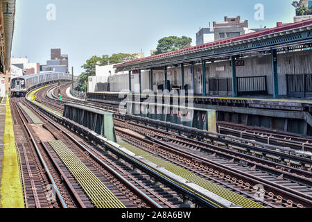 Am Bahnhof in New York City angekommen. Gebäude im Hintergrund, Stadtbild. Reise- und Transit Konzept. Manhattan, New York City, USA. Stockfoto