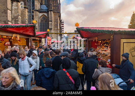 2018 Köln Weihnachtsmarkt mit dem Kölner Dom im Hintergrund in Deutschland Stockfoto