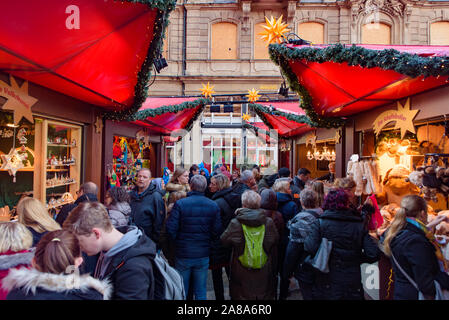 2018 Köln Weihnachtsmarkt mit dem Kölner Dom im Hintergrund in Deutschland Stockfoto