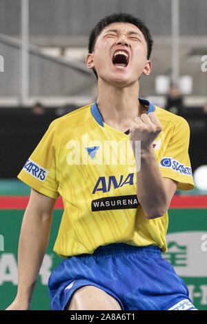 Tokio, Japan. 7 Nov, 2019. Tomokazu Harimoto von Japan reagiert während der Herren Teams im Viertelfinale gegen Patrick Franziska von Deutschland an der International Table Tennis Federation (ITTF) Team Wm Tokio 2019 an der Tokyo Metropolitan Gymnasium. Japan besiegt Deutschland 3-1. Credit: Rodrigo Reyes Marin/ZUMA Draht/Alamy leben Nachrichten Stockfoto